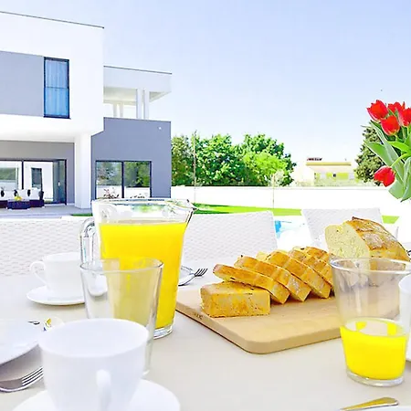 Splendid Holiday Homepula * Pula